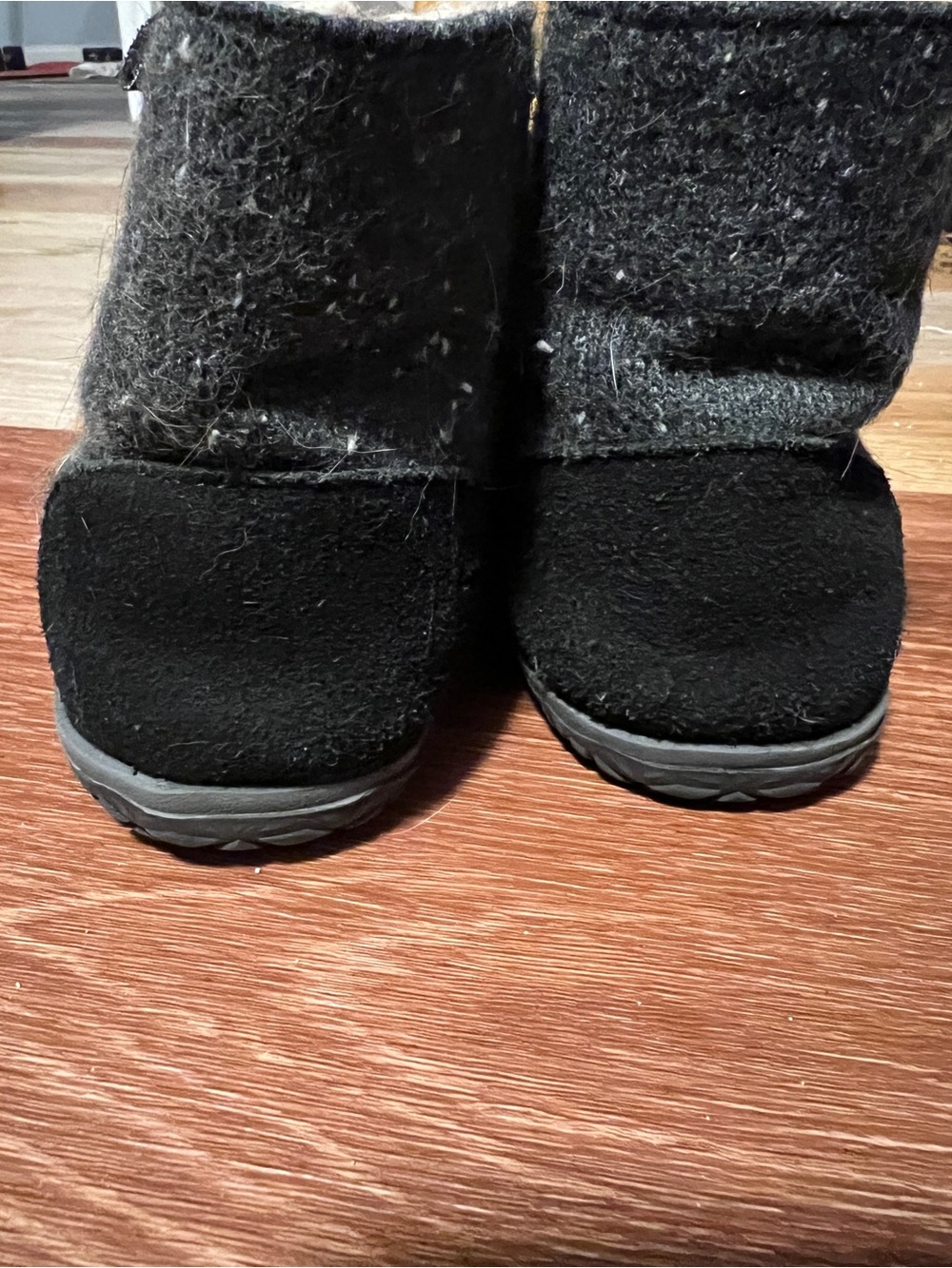 Minnetonka Women's Black and Cream Faux Fur Lined Ankle Slippers - Picture 3 of 11